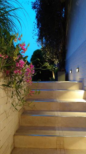 a set of stairs with pink flowers on them at Ferien am See in Möhnesee