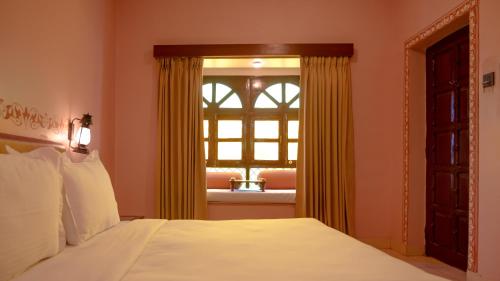 Cama o camas de una habitación en Hotel Nirali Dhani