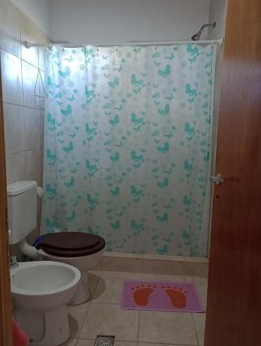 a bathroom with a toilet and a shower curtain at Lo Pituco casa de campo in Federación