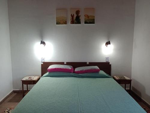 a bedroom with a green bed with two tables at Lo Pituco casa de campo in Federación