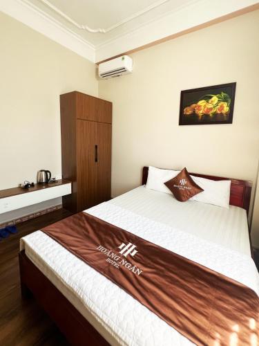 a bedroom with a large bed in a room at Khách sạn Hoàng Ngân in Ðại Nài