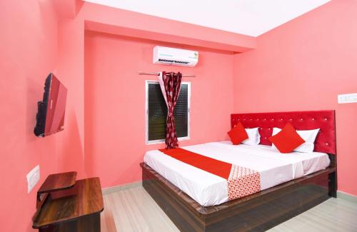 Postel nebo postele na pokoji v ubytování Hotel O GOLDEN NEST