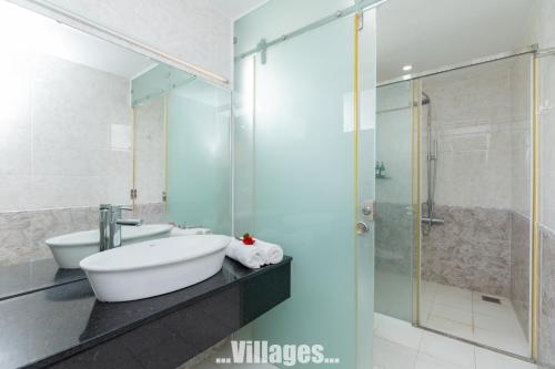 une salle de bain avec lavabo et douche dans l'établissement Villages GREEN DAY 39 View Biển TRẦN PHÚ Vũng Tàu, à Vung Tau