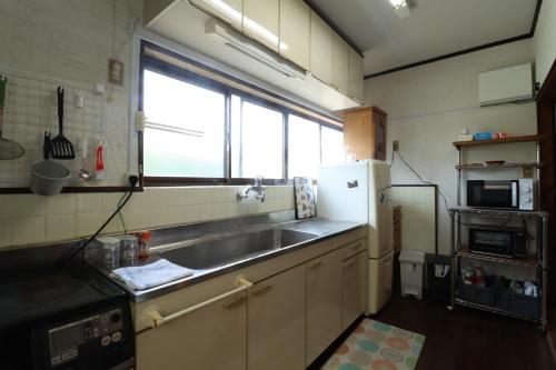 Una cocina o cocineta en Beach House Ishaya 一尺屋うみの家