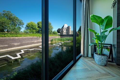 a window with a view of a pond outside at Boutique Hotel Karel de Stoute in Gorinchem