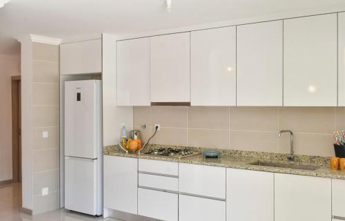 Kuchyň nebo kuchyňský kout v ubytování Gorgeous 3-bdr apt - 1-min laginha beach - LCGR