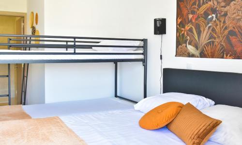 Postel nebo postele na pokoji v ubytování Gorgeous 3-bdr apt - 1-min laginha beach - LCGR