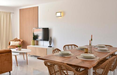 TV a/nebo společenská místnost v ubytování Gorgeous 3-bdr apt - 1-min laginha beach - LCGR