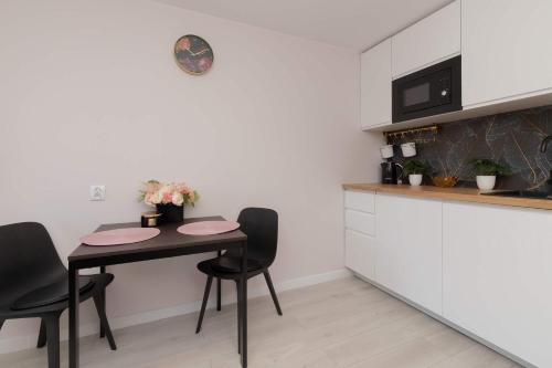 Kuchyň nebo kuchyňský kout v ubytování Stylowe Studio w Łebie z Parkingiem by Noclegi Renters