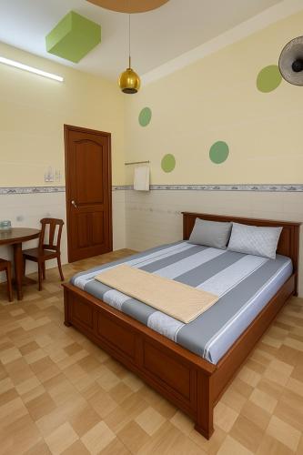 Ένα ή περισσότερα κρεβάτια σε δωμάτιο στο Nhà nghỉ Phú Mỹ