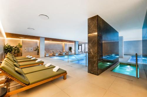 a swimming pool in the middle of a hotel lobby at Hotel Aubamar Suites & Spa in Playa de Palma