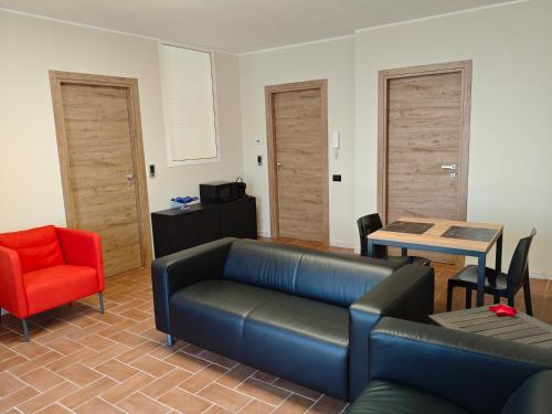 sala de estar con sofá y silla roja en VSG Terrace, en Termoli