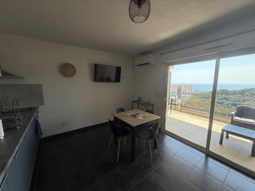 Televisyen dan/atau pusat hiburan di Stunning apartment, sea view,superbe appartement vue mer