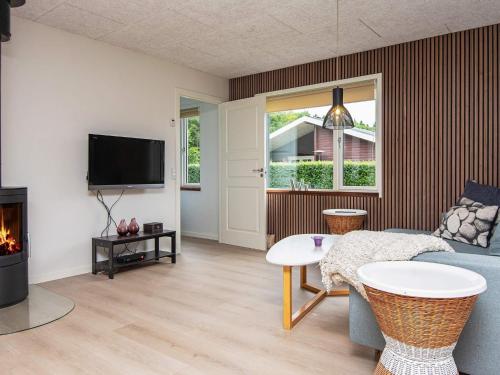 TV a/nebo společenská místnost v ubytování 6 person holiday home in Juelsminde-By Traum
