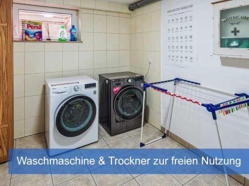 a washing machine and a washer in a bathroom at Ideal für Kinder - Familientreffen - Ferienhaus Elbharmonie - Hunde herzlich willkommen in Dresden