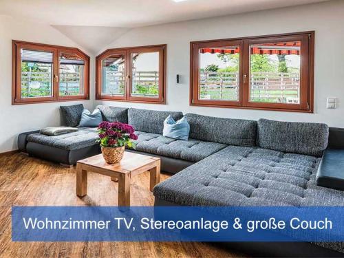 a living room with a couch and a table at Ideal für Kinder - Familientreffen - Ferienhaus Elbharmonie - Hunde herzlich willkommen in Dresden