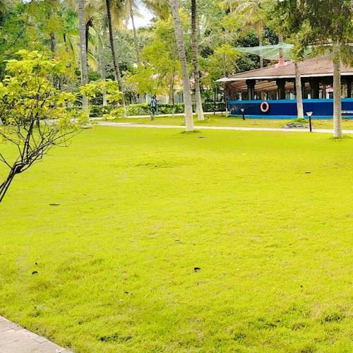 Taman di luar Fantasy Golf Resort