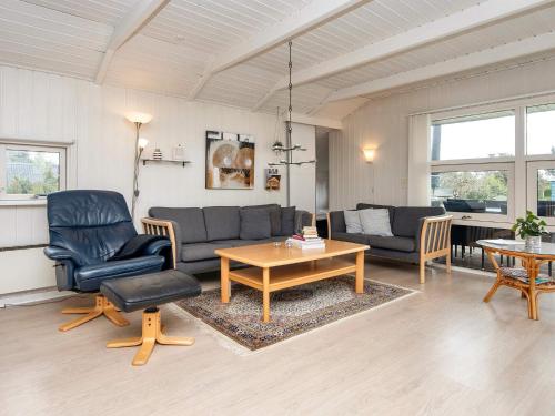 Posezení v ubytování 7 person holiday home in Hejls