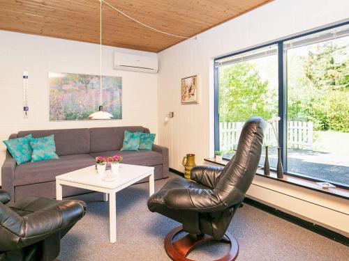 Spottrupにある6 person holiday home in Spøttrup-By Traumのソファとテーブルのあるリビングルーム