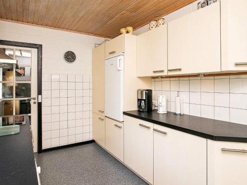 6 person holiday home in Spøttrup-By Traumにあるキッチンまたは簡易キッチン