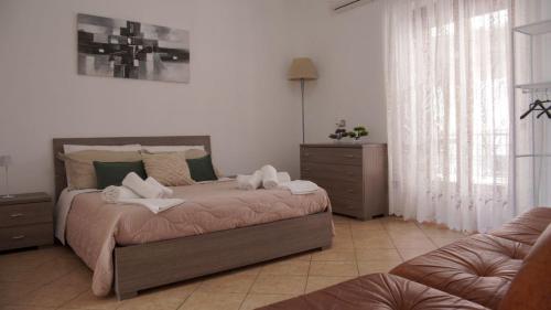 a bedroom with a bed with two white birds on it at Casa Talìa in Centuripe