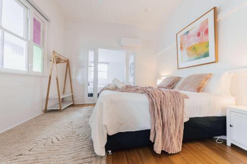 a bedroom with a bed with a blanket on it at Urban Getaway Colonial 6 beds 2 bath aircon pet family in Bundamba