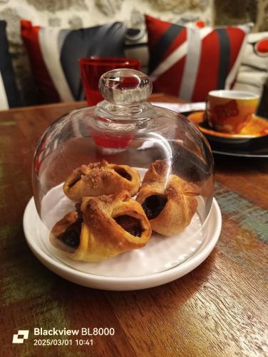 a plate with onion rings under a glass jar at LA TANA DELLA VOLPETTA - Bed & Breakfast in Stella