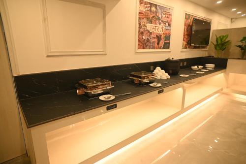a kitchen with a black counter top in a room at Quality Inn Rama, Ayodhya in Ayodhya