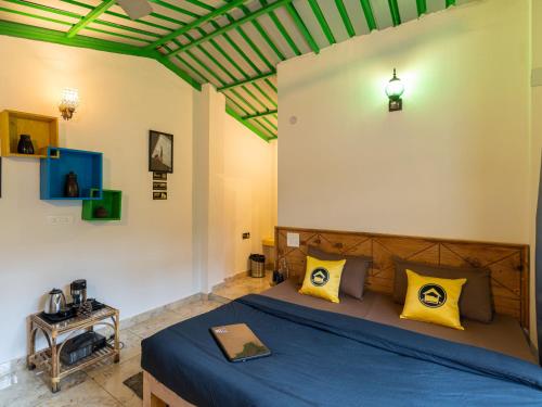 Cama o camas de una habitación en The Hosteller Mussoorie By the Streamside, Kempty
