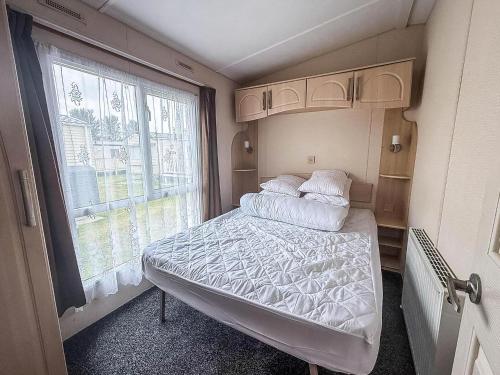 Ένα ή περισσότερα κρεβάτια σε δωμάτιο στο Lovely 8 Berth Caravan At Southview, Skegness, With Lake Views Ref 33066Cl