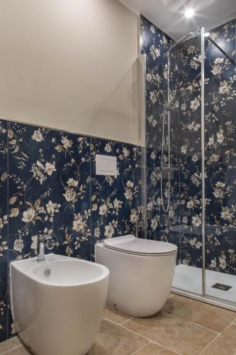a bathroom with a tub and a toilet and a shower at FEDERICO Bed and Wellness in Capestrano