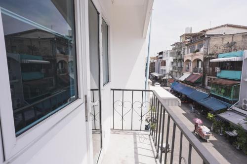 an apartment balcony with a view of a street at Nitichai place, Cozy 3-Storey Sukhumvit Stay in Bangkok