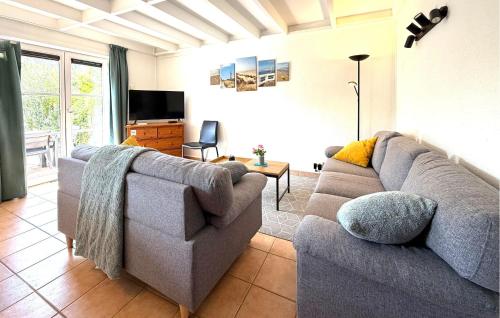 ein Wohnzimmer mit Sofa und Fernseher in der Unterkunft 3 Bedroom Beautiful Home In Bredene in Bredene