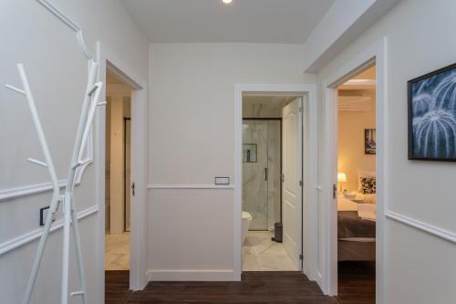 a hallway with a door leading to a bathroom at BeGuest Casa dos Poetas Oeiras Apartment in Oeiras