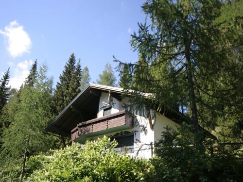 a house in the middle of some trees at Chalet Nassfeld nahe Skipisten in Sonnenalpe Nassfeld