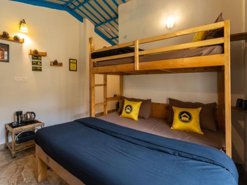 Cama o camas de una habitación en The Hosteller Mussoorie By the Streamside, Kempty