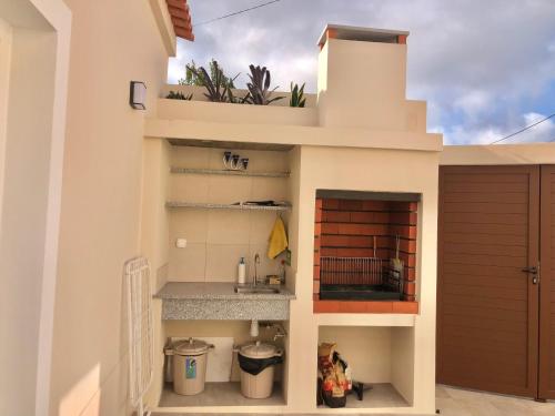 eine Küche mit Theke in einem Haus in der Unterkunft Zeca Holidays -Atalaia Fall Mezanine Ideal para trabalhar in Lourinhã