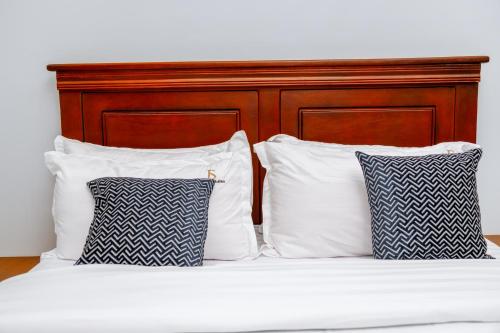 Una cama o camas en una habitación de Jannele Suites Hotel