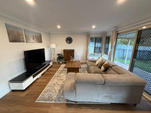 Μια τηλεόραση ή/και κέντρο ψυχαγωγίας στο Family & Pet-Friendly 4BR Home Freshly Renovated near Transport & Malls