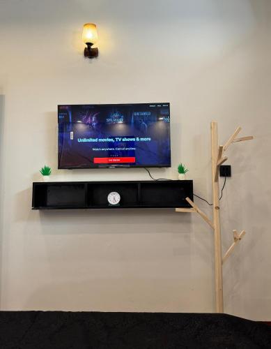 Телевизор и/или развлекательный центр в Spacious 2 bedroom apartment at DHA Phase 6 Karachi