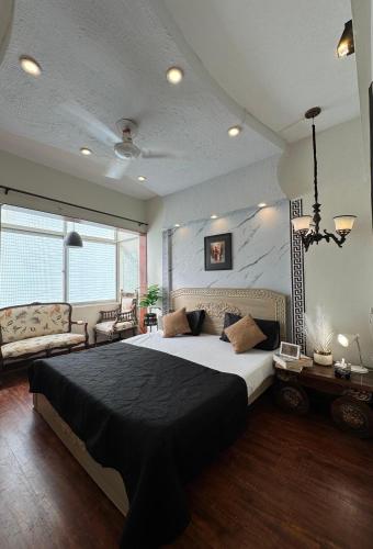 Кровать или кровати в номере Spacious 2 bedroom apartment at DHA Phase 6 Karachi