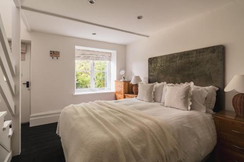 una camera da letto con un letto grande e una finestra di Elterwater Cottage a Windermere