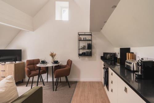 una cucina con un tavolo e sedie in una stanza di Elterwater Cottage a Windermere