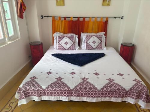 Una cama o camas en una habitación de Riad Zahrat Al Fajr