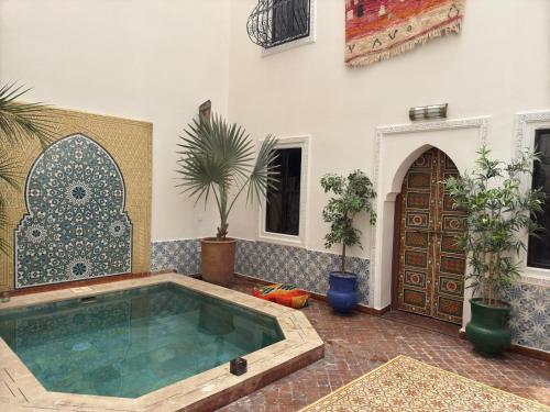 Der Swimmingpool an oder in der Nähe von Riad FARASHA
