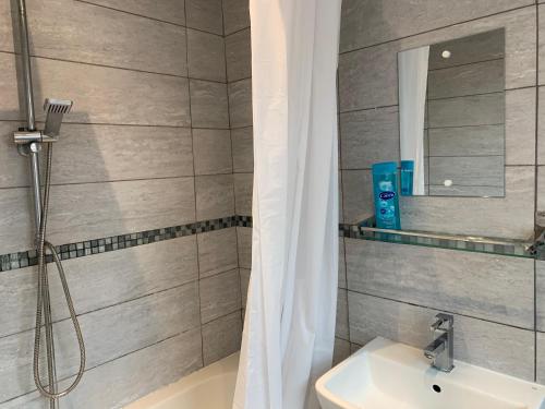 Ένα μπάνιο στο Angies 2 bed home in Eccleston near Liverpool sleeps 5