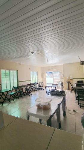 a large room with chairs and tables and a table at Pousada Imperial in Itaboraí