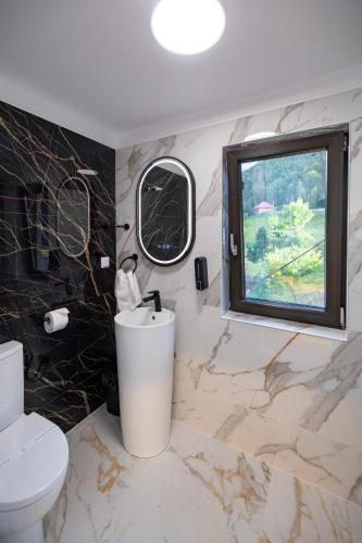 Bilik mandi di Casa Giuvala by BNZ