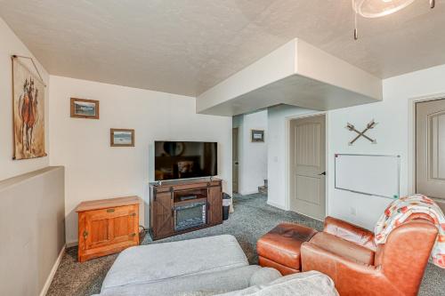 Una sala de estar con un sofá y un televisor. en Walk to Downtown Family-Friendly Cody Home!, en Cody