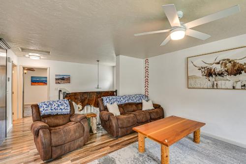 Zona de estar de Walk to Downtown Family-Friendly Cody Home!